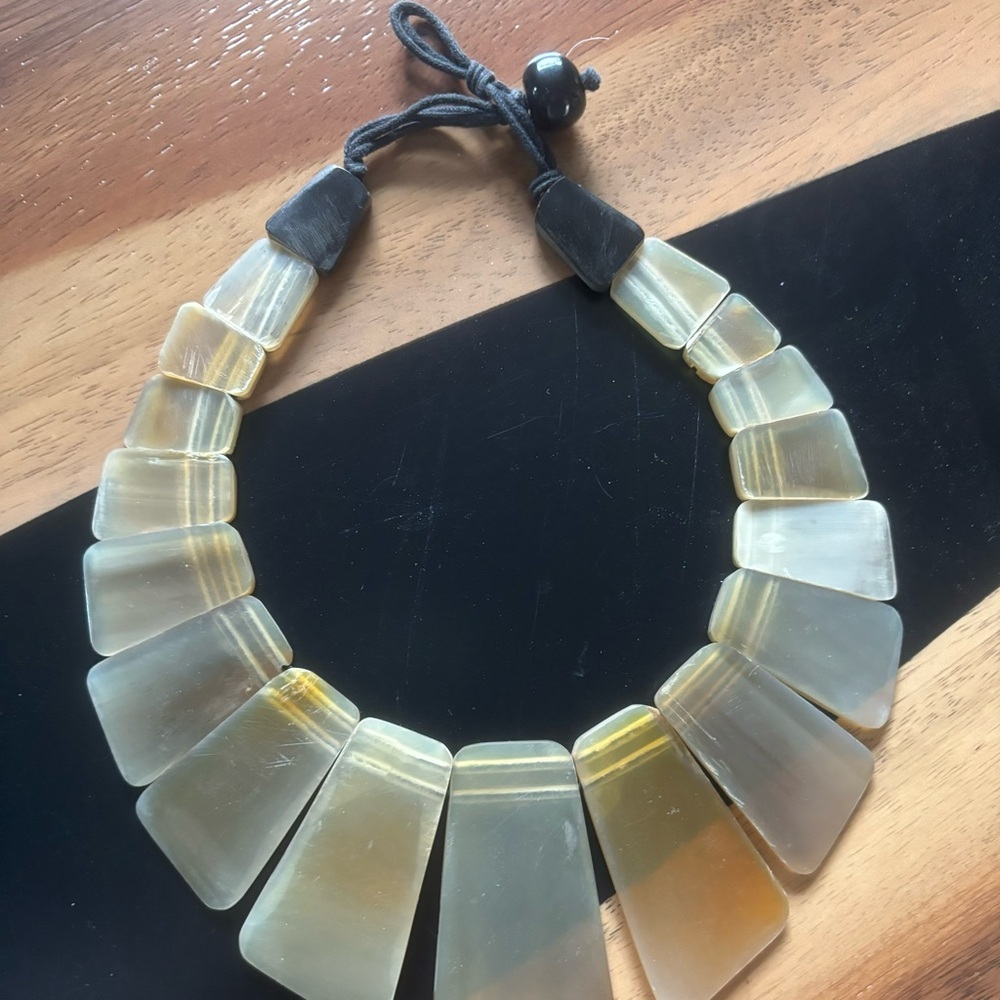 Vintage Chunky Necklace Made of Resin - Picture 4 of 4